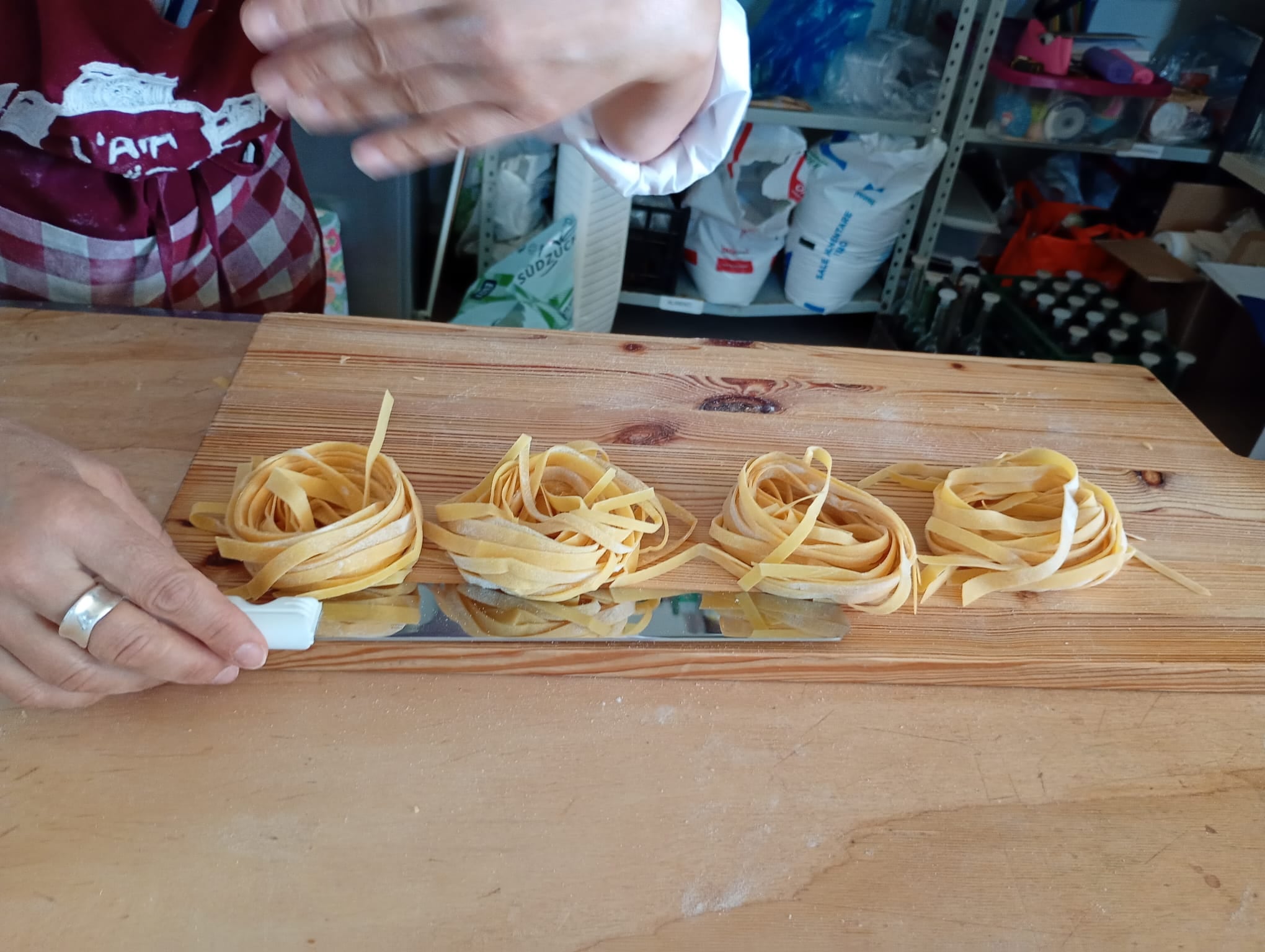 La pasta fresca disposta sul banco