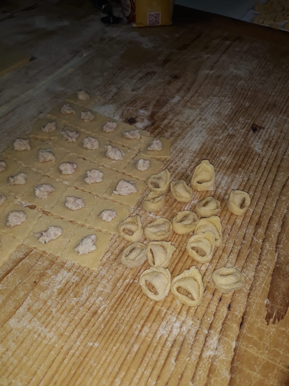 Tortelli fatti a mano sul tagliere infarinato