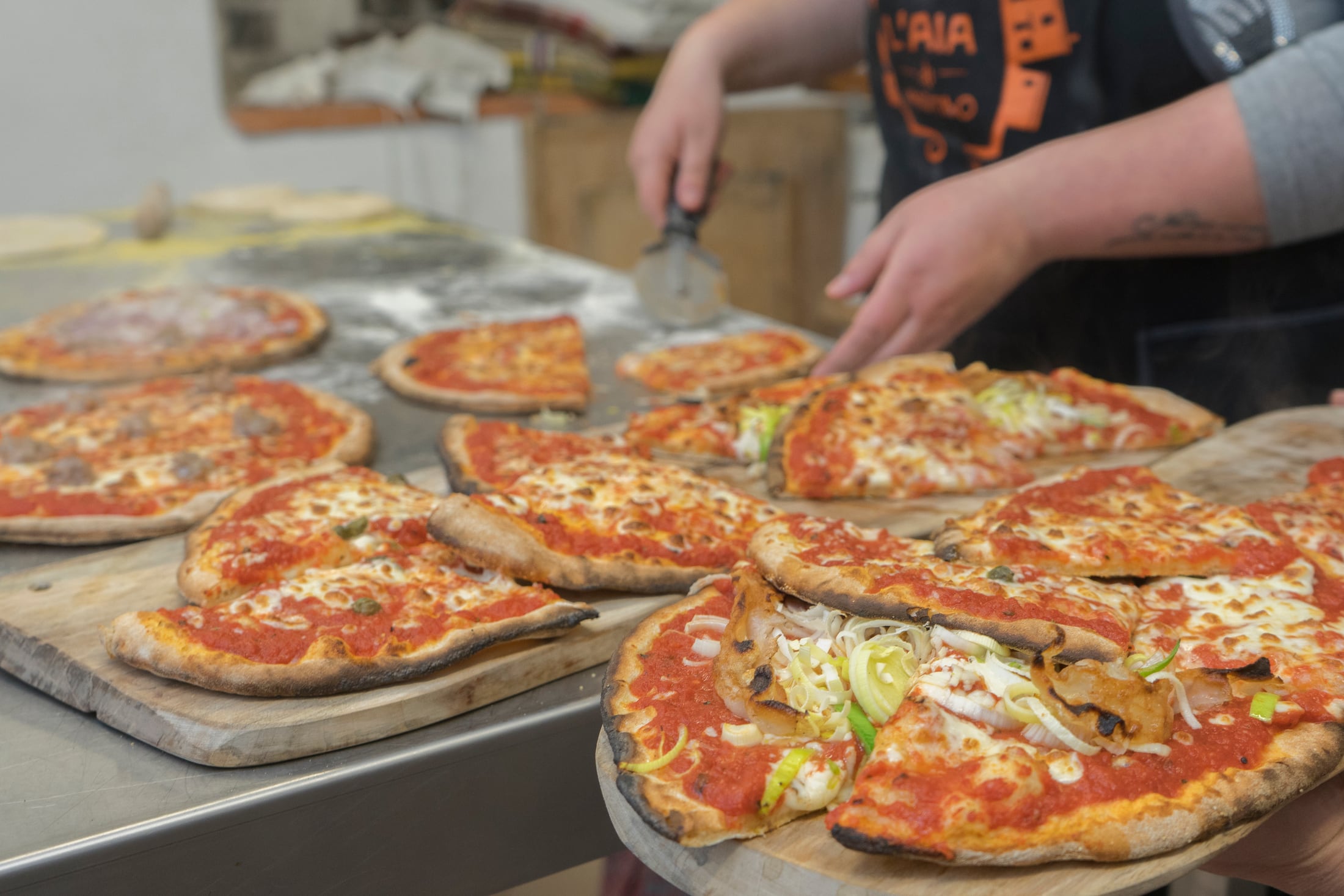 Le pizze appena preparate