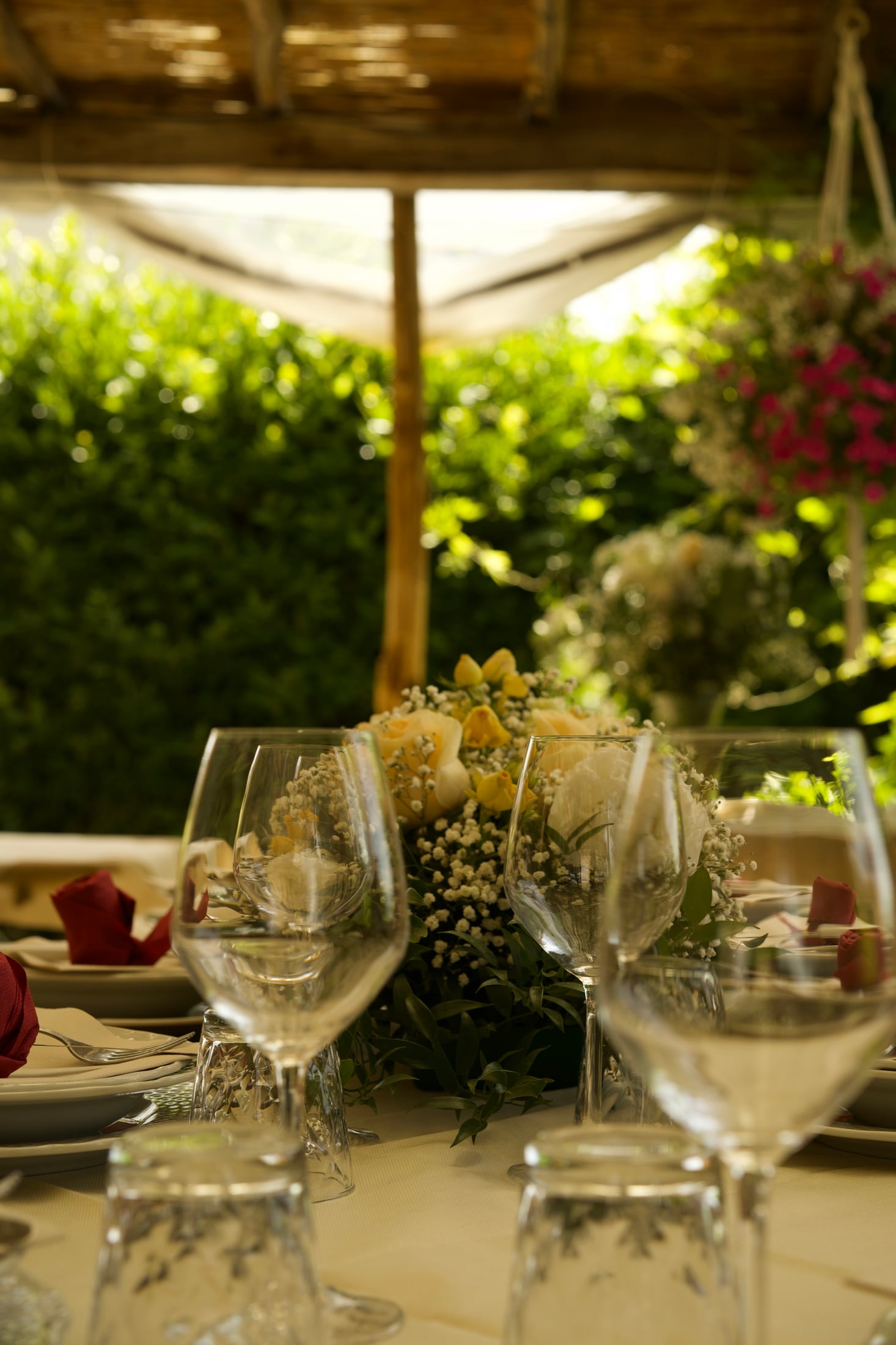 Fiori e bicchieri sulla tavola apparecchiata